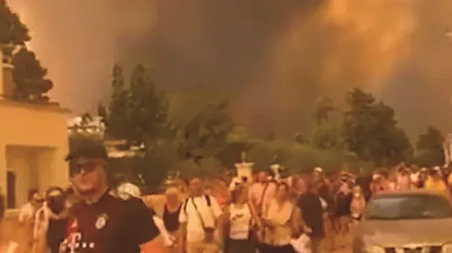 Inferno di fuoco a Rodi, migliaia di evacuati e voli cancellati