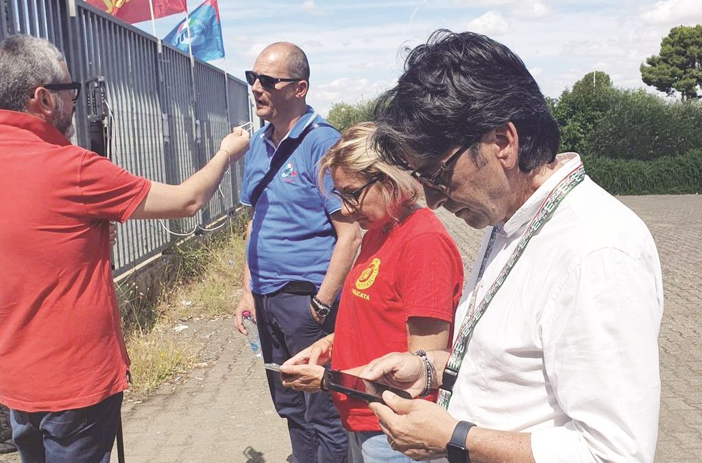 I sindacalisti di Fiom Cgil, Fim Cisl e Uilm Uil ieri davanti allo stabilimento Stellantis di Melfi
