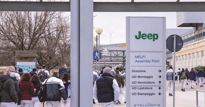 Lavoratori a uno degli ingressi nello stabilimento Stellantis di Melfi