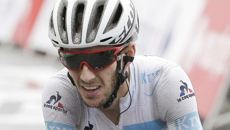 Adam Yates è la prima maglia gialla del Tour 2023