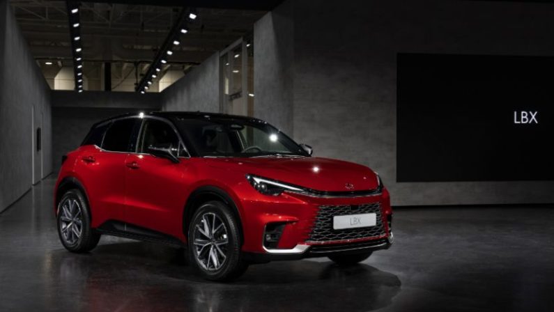 Lexus, al via ordini online per il nuovo suv LBX