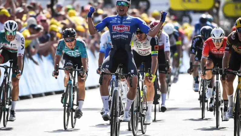 Philipsen concede il bis al Tour, Adam Yates resta leader