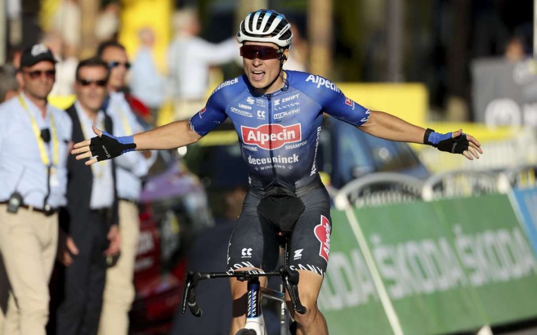 Tripletta di Philipsen al Tour, Vingegaard resta in giallo