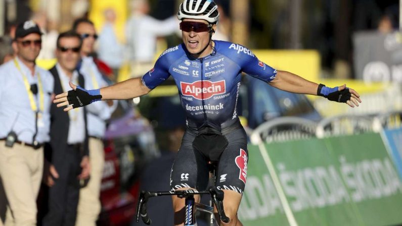 Tripletta di Philipsen al Tour, Vingegaard resta in giallo
