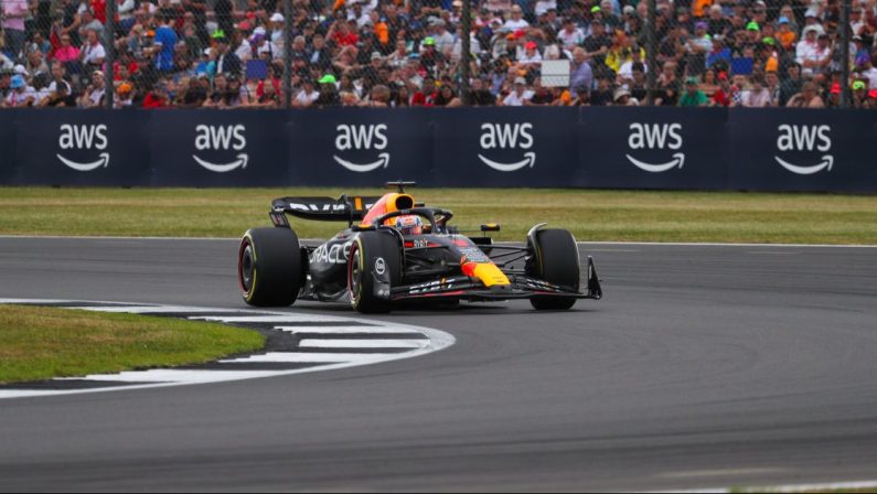 Formula 1 2023, Verstappen in pole a Silverstone, Leclerc 4° e Sainz 5°