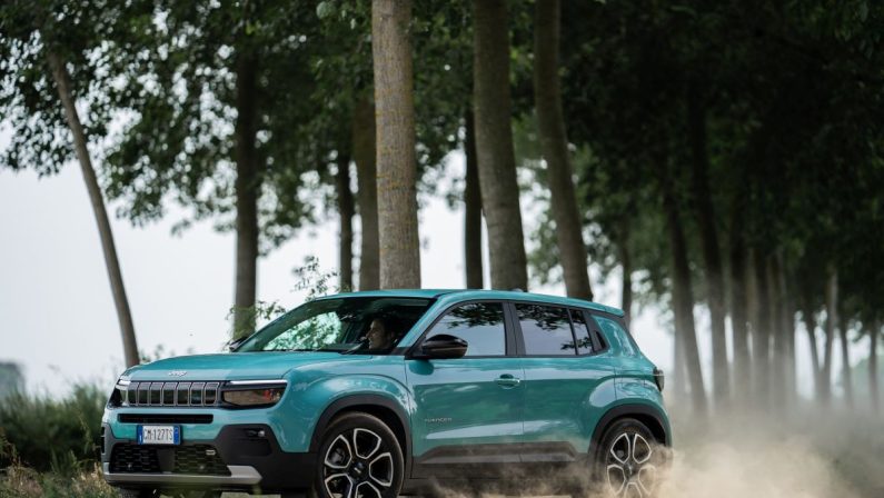 Jeep Avenger in servizio con i Vigili del Fuoco