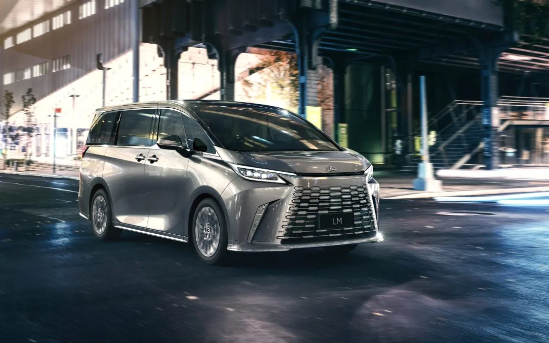 Lexus presenta LM, il monovolume di lusso