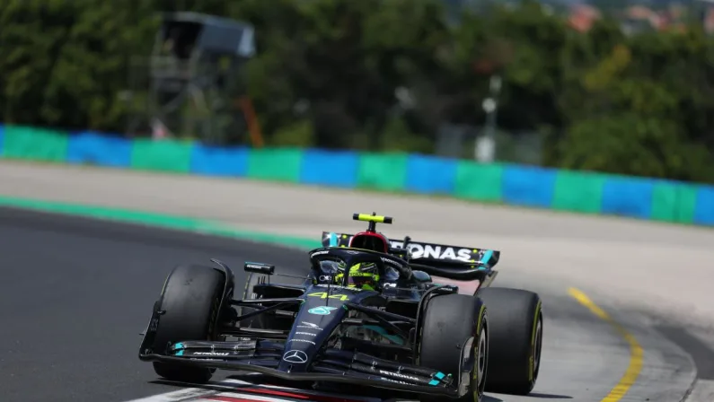 Formula 1, Hamilton torna in pole in Ungheria, Verstappen beffato