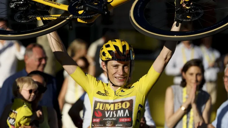 Vingegaard in giallo a Parigi: il Tour de France è ancora suo