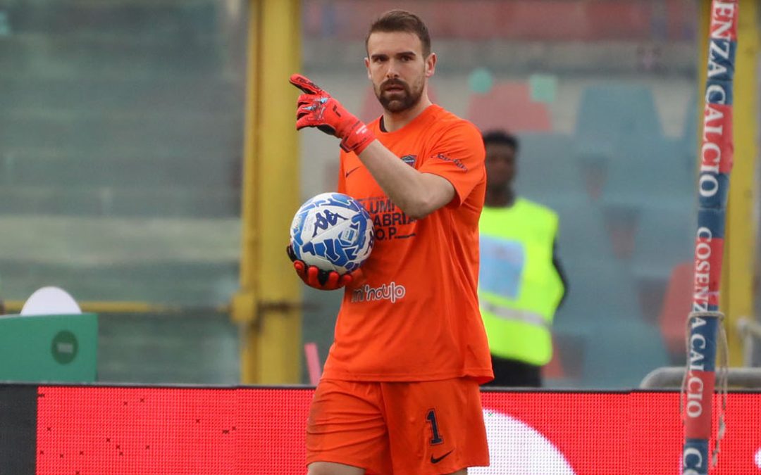 Calcio, il Cosenza punta al risparmio e saluta Micai