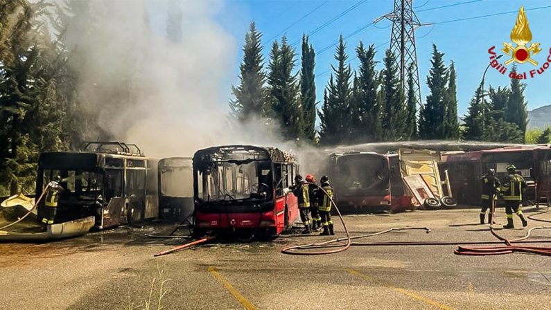 Incendio al deposito Amaco, grave un addetto alla manutenzione