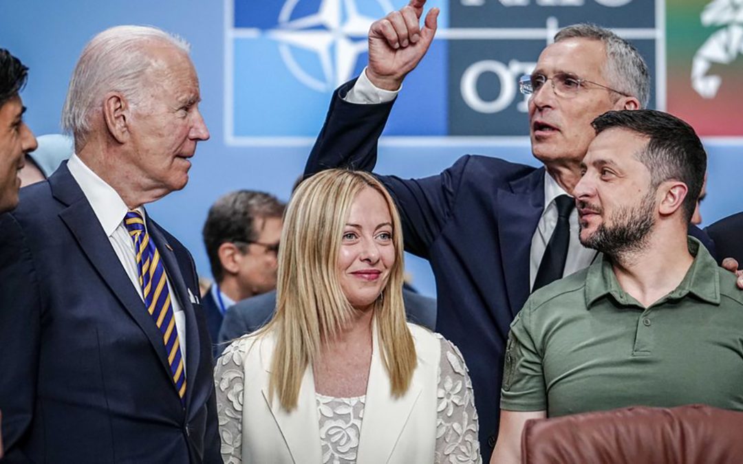 Giorgia Meloni assieme a Biden e agli altri leader mondiali