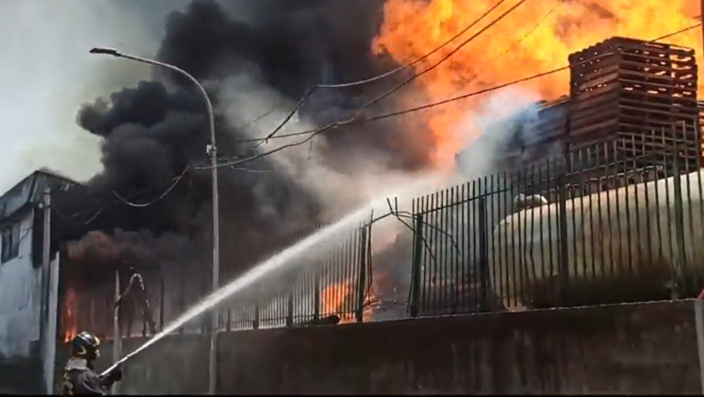 Sant'Antonio Abate, incendio in uno stabilimento conserviero