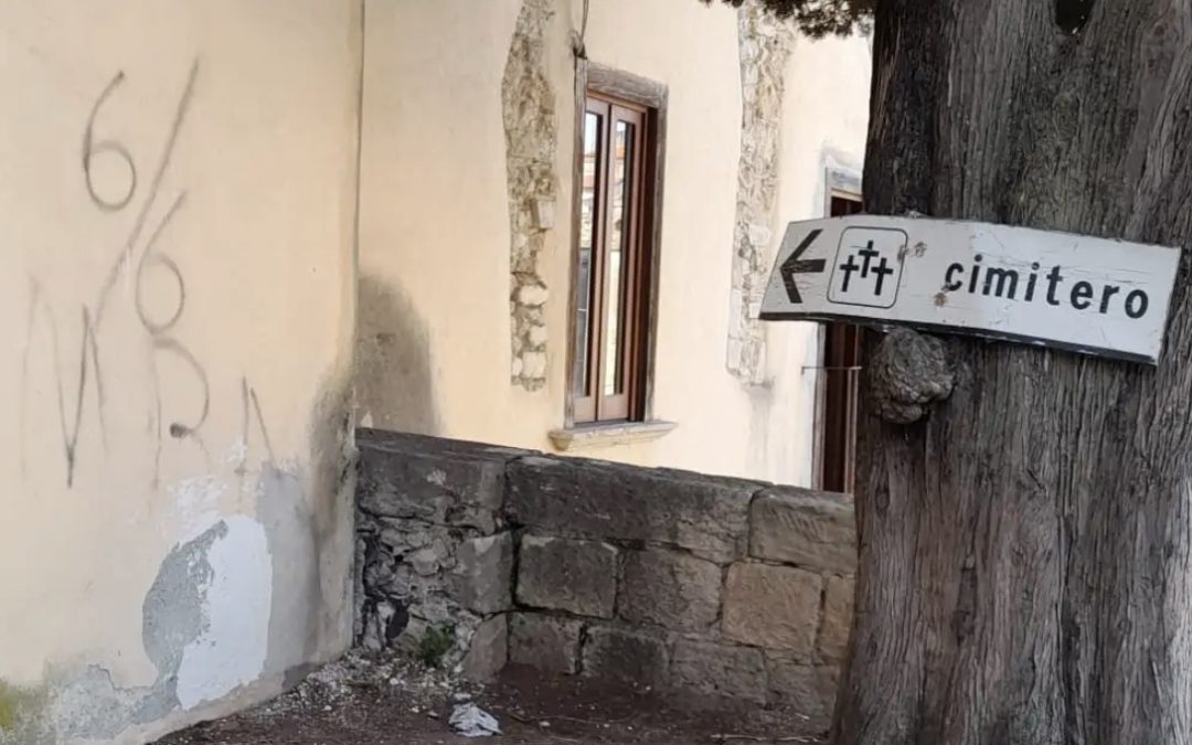 Il cartello posto in direzione del Comune di San Lucido