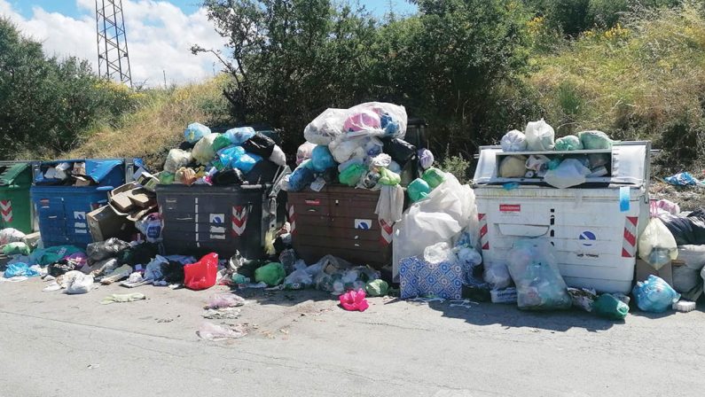 Potenza sommersa dai rifiuti, con il caldo è anche pericoloso