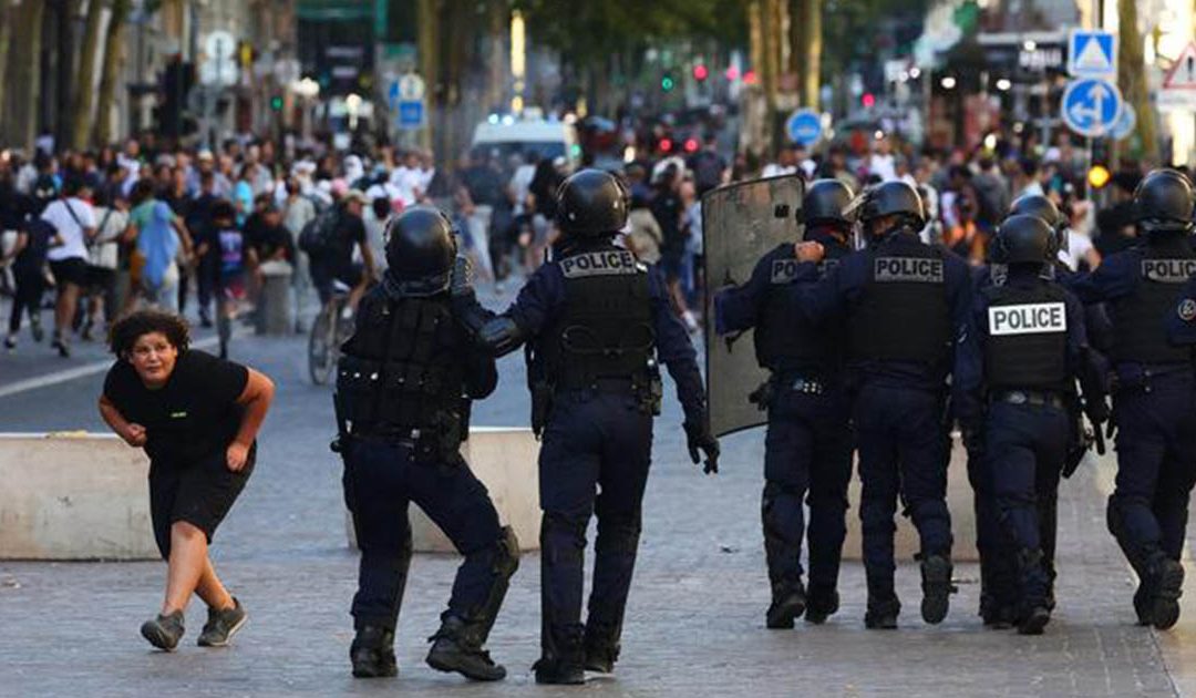 Violenza in Francia, esplode la rabbia giovane delle periferie degradate