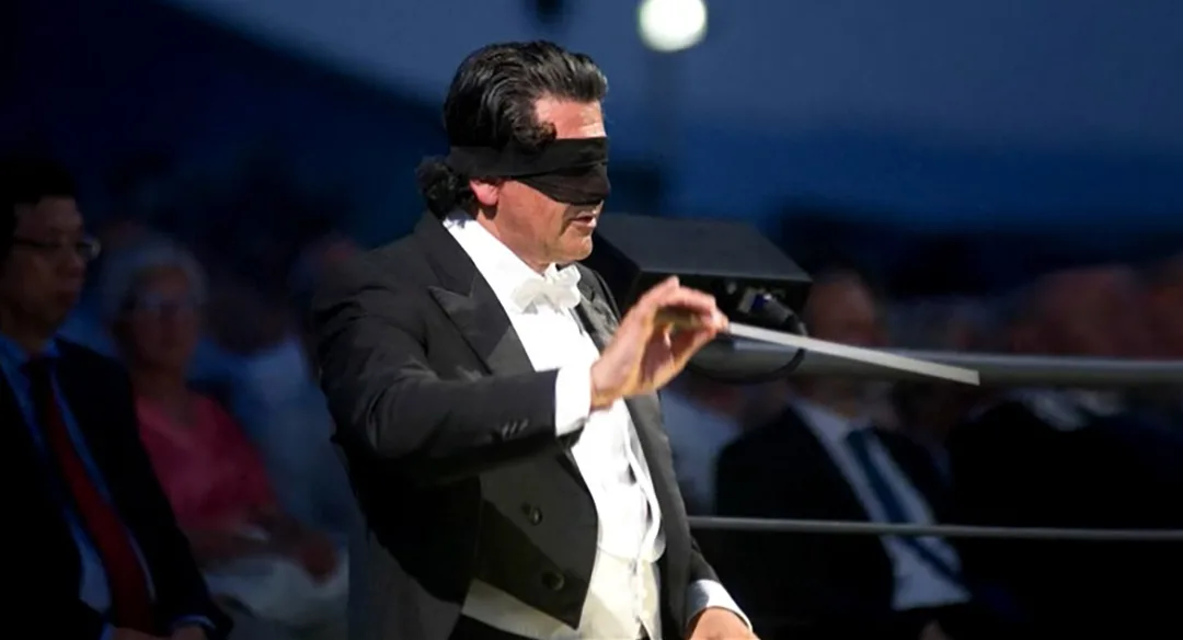 Alberto Veronesi mentre dirige bendato