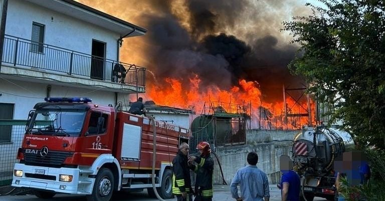 Incendi nelle discariche del Cosentino: roghi a Cassano e Tarsia