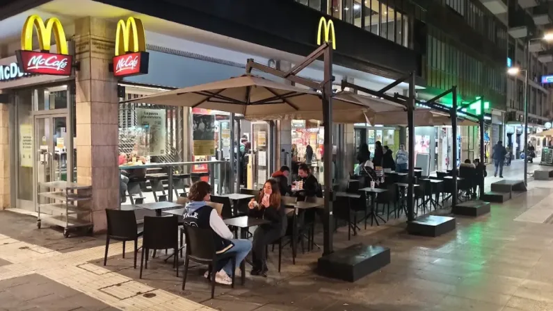 Caldo record, a Bari chiude il McDonald's dopo malori del personale