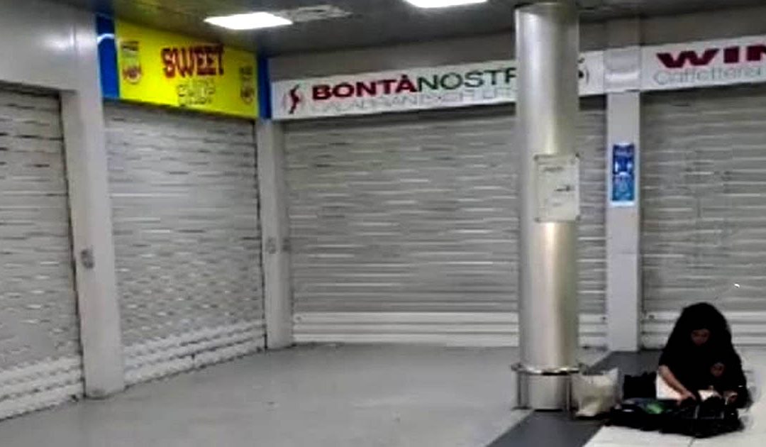 I negozi chiusi all'interno dell'Aeroporto di Lamezia Terme
