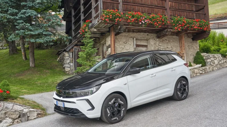 In viaggio per le vacanze con Opel Grandland GSe