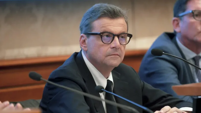 Calenda “Stop bandierine sul salario minimo, serve spirito costruttivo”