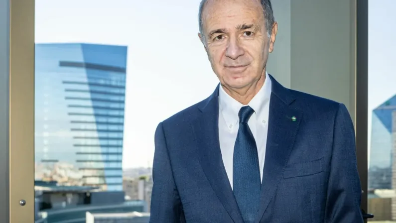 Passera “La tassa sulle banche va cambiata”