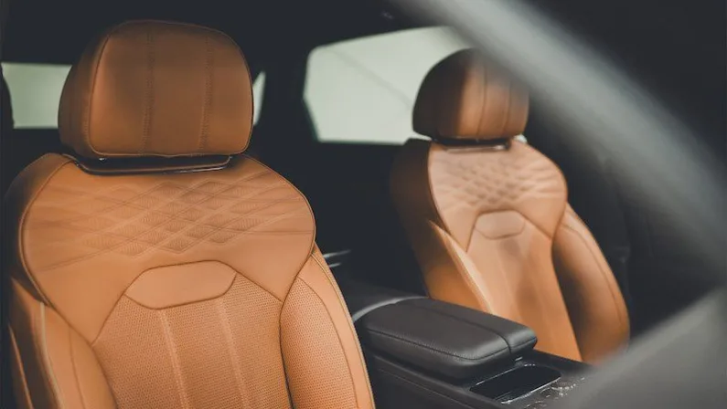 Bentley nel suo percorso sostenibile lancia la pelle Olive Tan