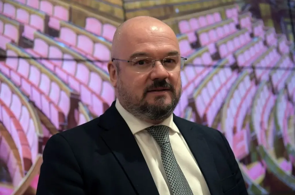Borghi “Riapriamo il Parlamento e discutiamo di salario minimo”
