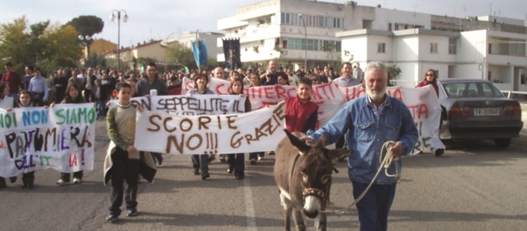 L'asina Nicoletta durante le proteste