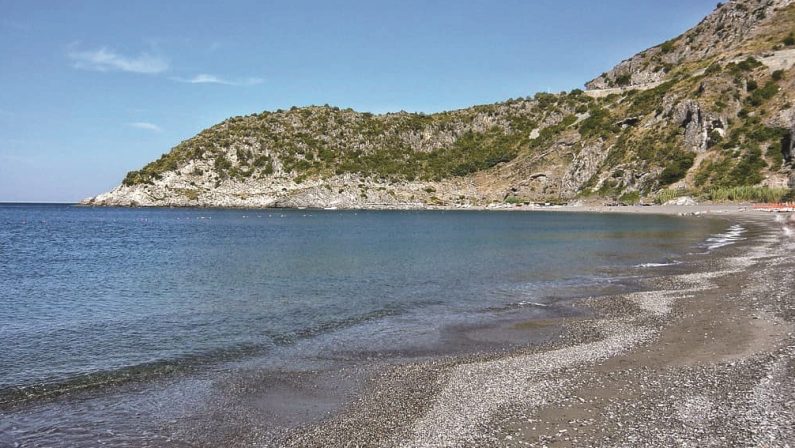 Maratea, il giallo delle chiazze in mare