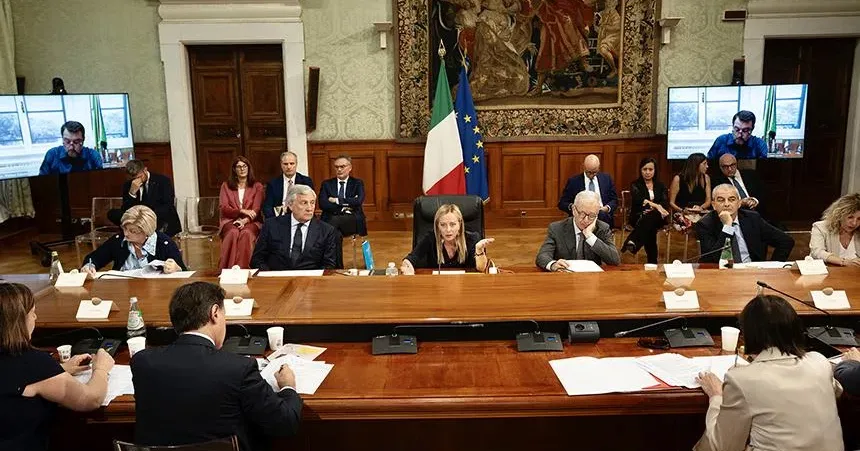 L'incontro tra il Governo e le opposizioni sul salario minimo. Foto: governo.it