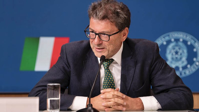 Risparmi e privatizzazioni, la manovra di Giorgetti