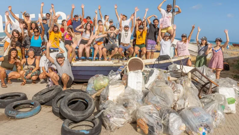 Amantea, arriva la Guarimba e gli organizzatori del Cine-festival ripuliscono la spiaggia