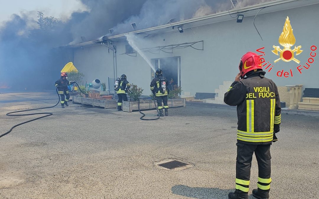 I vigili del fuoco in azione al deposito raggiunto dalle fiamme