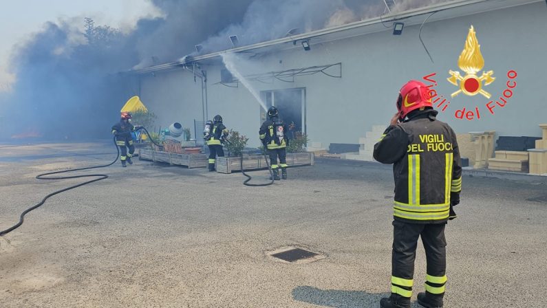 Incendio di vegetazione colpisce il deposito di un'azienda