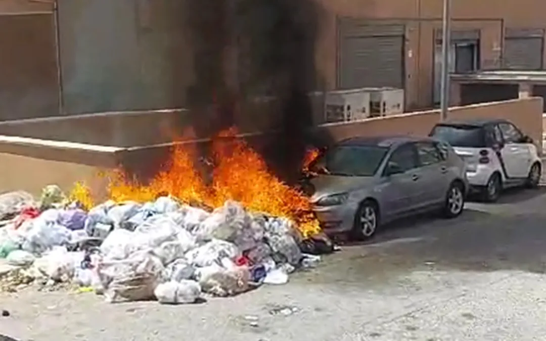 L'auto poco prima di essere distrutta dalle fiamme
