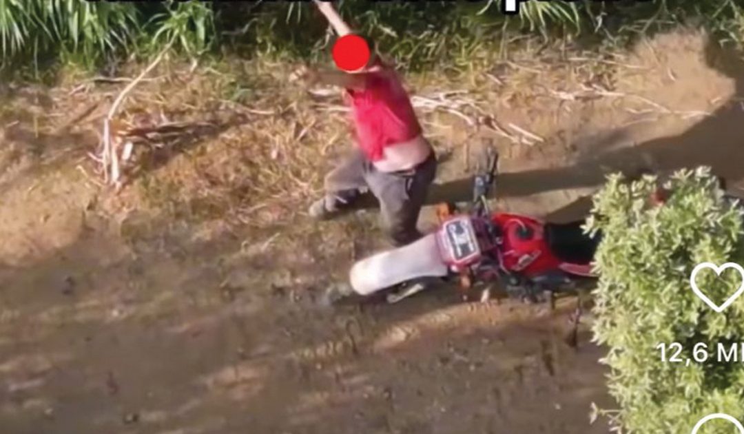 L'immagine dell'uomo che lancia sassi al drone