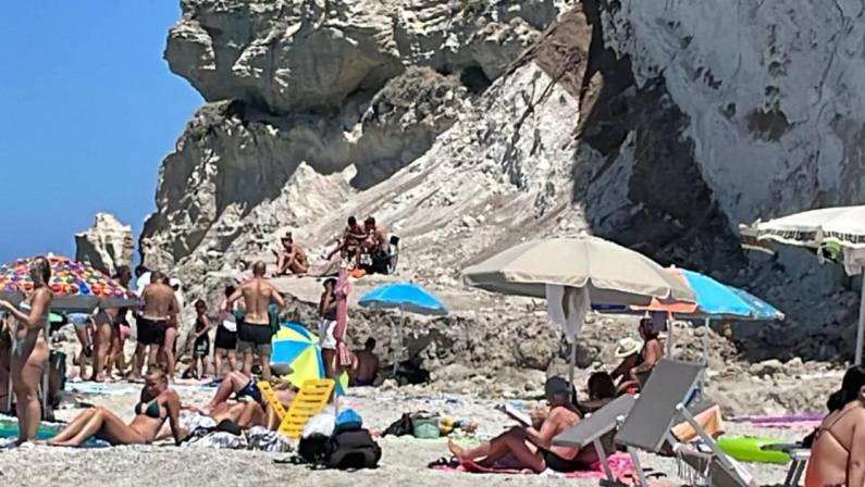 Tropea, turisti sdraiati nei pressi del crollo del costone