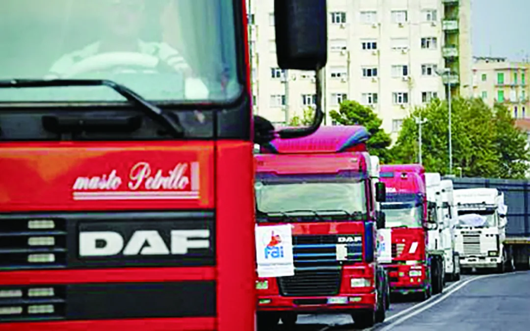 Mezzi pesanti incolonnati sull'autostrada