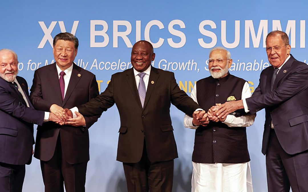 Il vertice dei Brics (Brasile, Russia, India, Cina e Sudafrica). Da sinistra, Luiz Inacio Lula, Xi Jinping, Cyril Ramaphosa, Narendra Modi, Sergej Lavrov