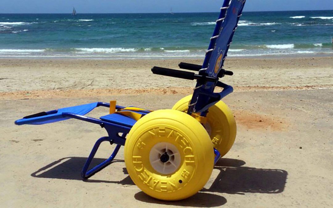 Una sedia a rotelle per la spiaggia