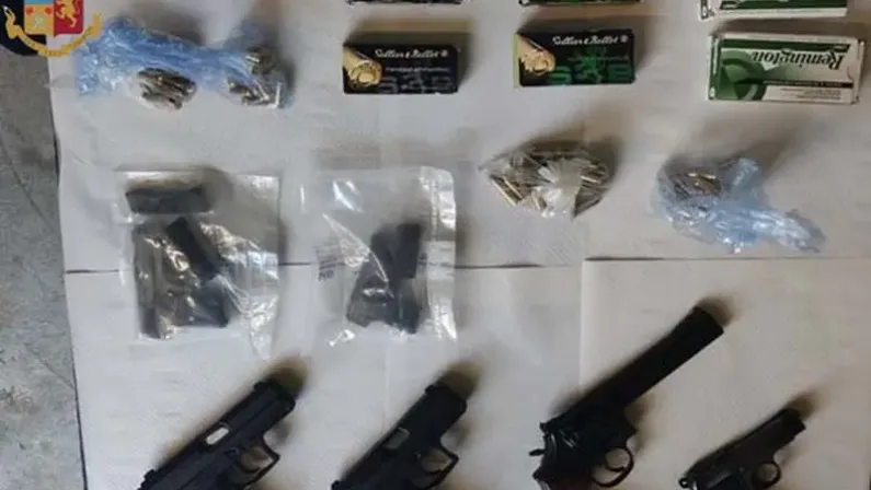 Polizia sequestra un arsenale in un centro sportivo nel lodigiano