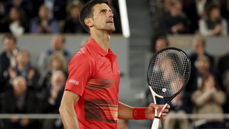 Djokovic va sotto poi rimonta agli Us Open, Rybakina fuori