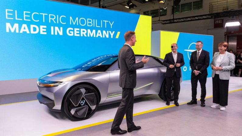 Il Cancelliere tedesco Scholz visita lo stand Opel all’IAA Mobility