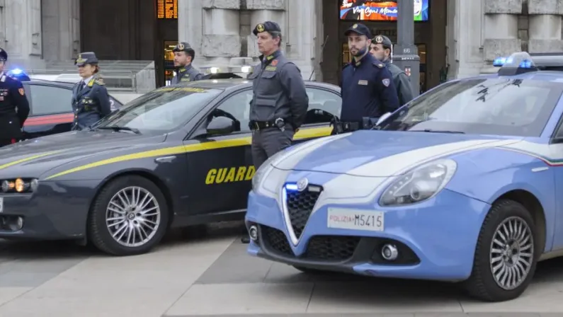 Blitz interforze nei quartieri “a rischio” di Roma e Napoli