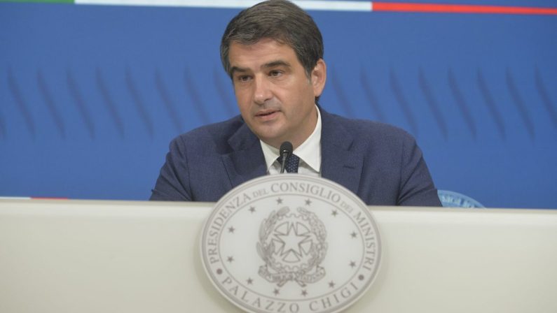 Migranti, Fitto “45 milioni per Lampedusa”