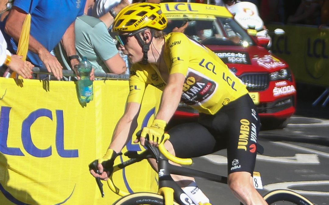 Alla Vuelta Vingegaard svetta sul Tourmalet, Kuss resta leader