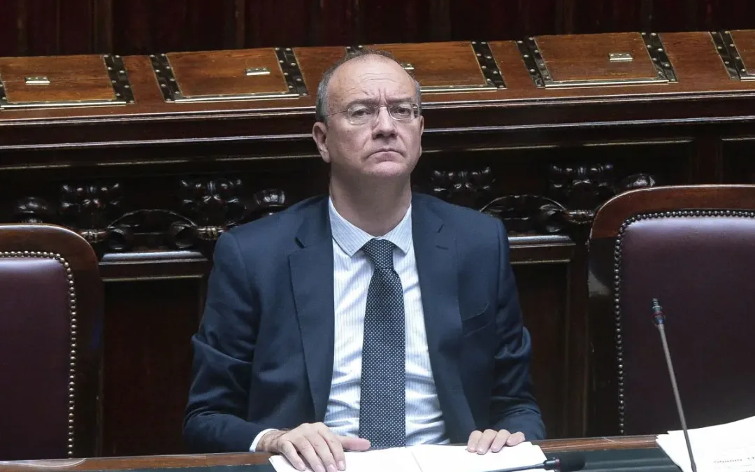 Scuola, Valditara “Bene digitalizzazione ma libro resta fondamentale”