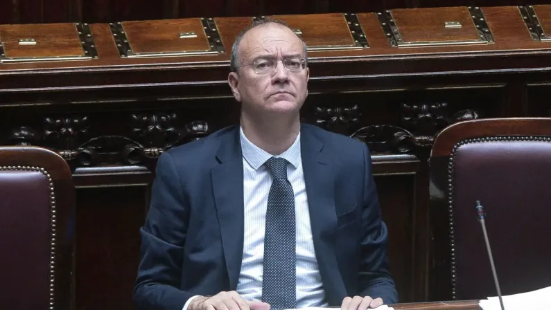 Scuola, Valditara “Bene digitalizzazione ma libro resta fondamentale”